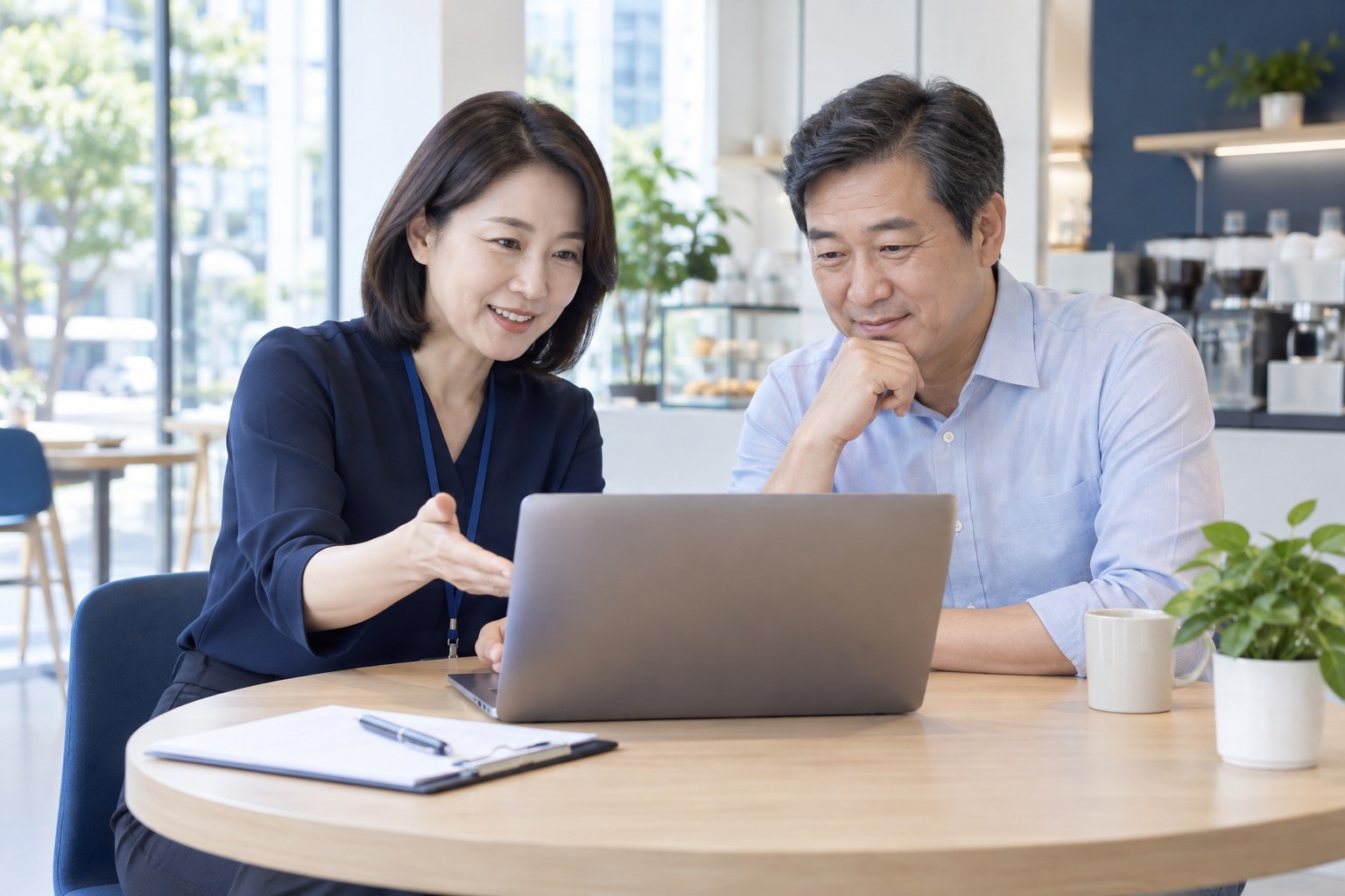 PG결제 상담 · 운영자가 자료를 살펴보는 업무 장면